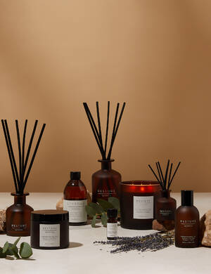 marksandspencer_HOME rada Apothecary_T27_2215W_Restore vonna svicka difuzer pokojovy sprej a napln do difuzeru_geranium cedr eukalyptus levandule.jpg